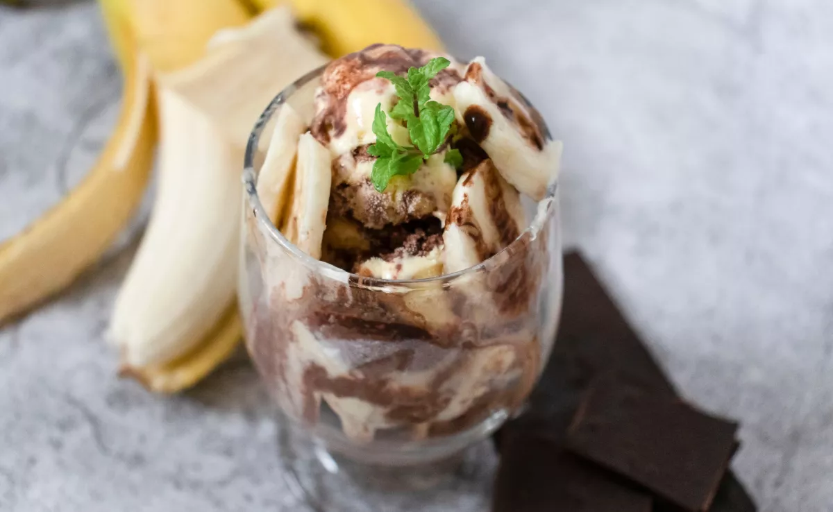 Imagen de una copa de helado de plátano y chocolate / CANVA