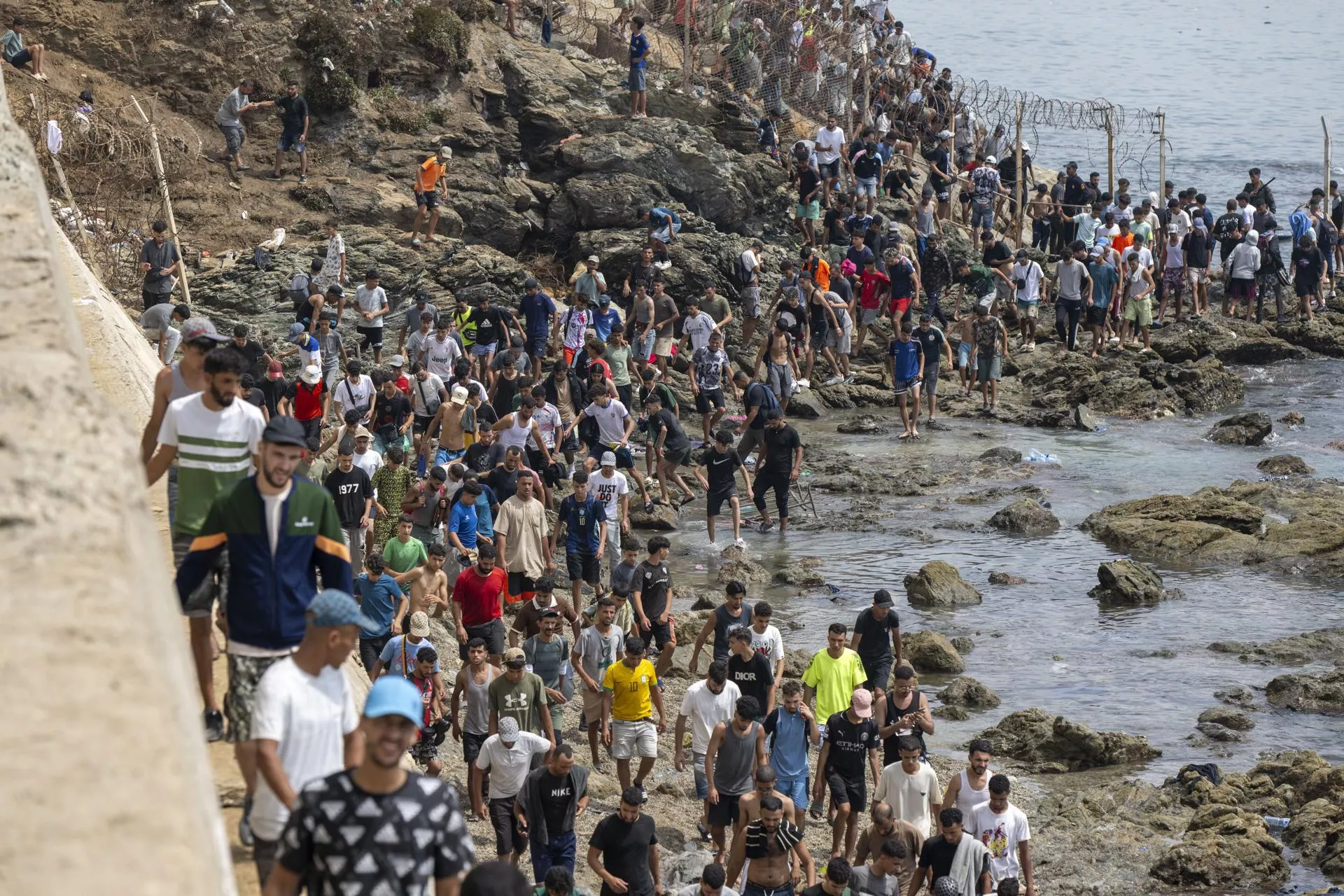 Un grupo de jóvenes marroquíes cruza la frontera española en Ceuta. / JALAL MORCHIDI-EFE Un grupo de jóvenes marroquíes cruza la frontera española en Ceuta. / JALAL MORCHIDI-EFE