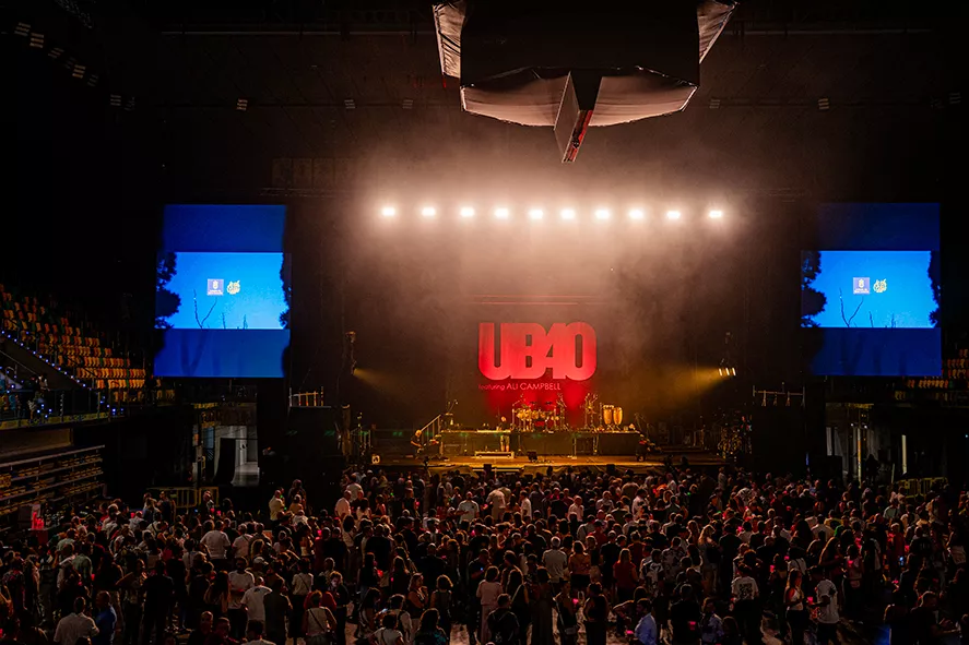 El Gran Canaria Arena se rinde a UB40 en una noche histórica con 4.000 espectadores. AH