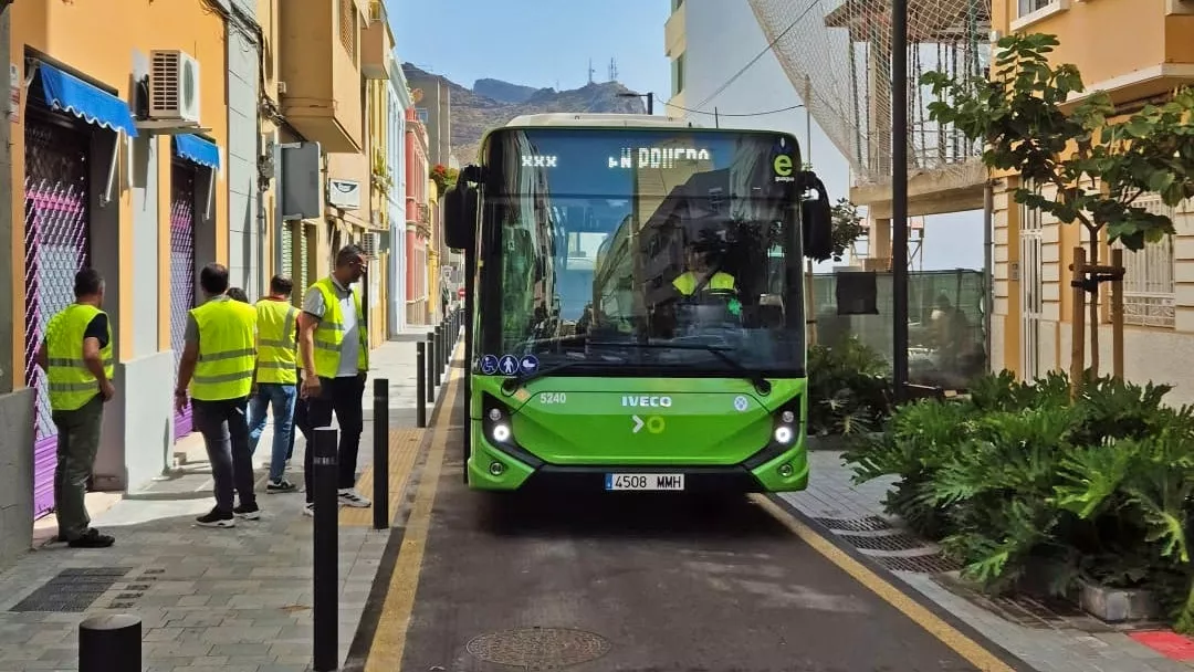 Una guagua de Titsa en la calle La Rosa. AH