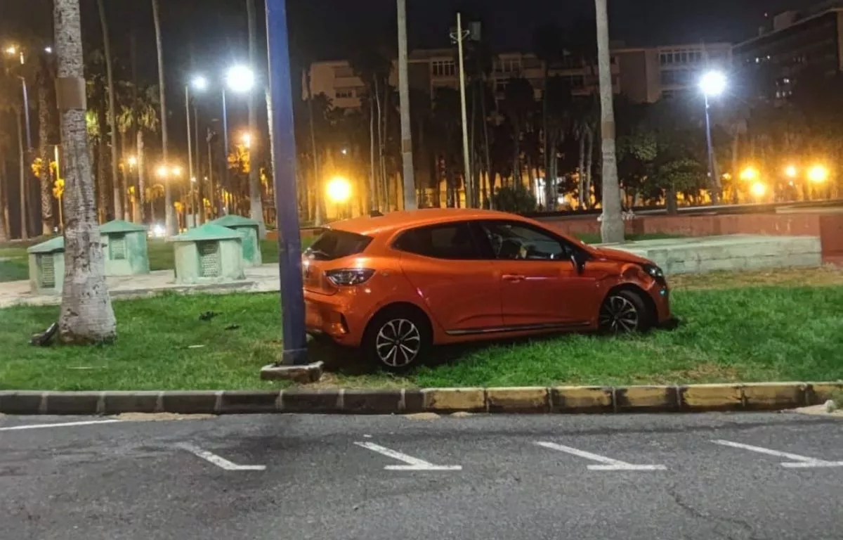 Abandonan un coche de alquiler tras un accidente en la Fuente Luminosa de Las Palmas. POLICÍA LOCAL