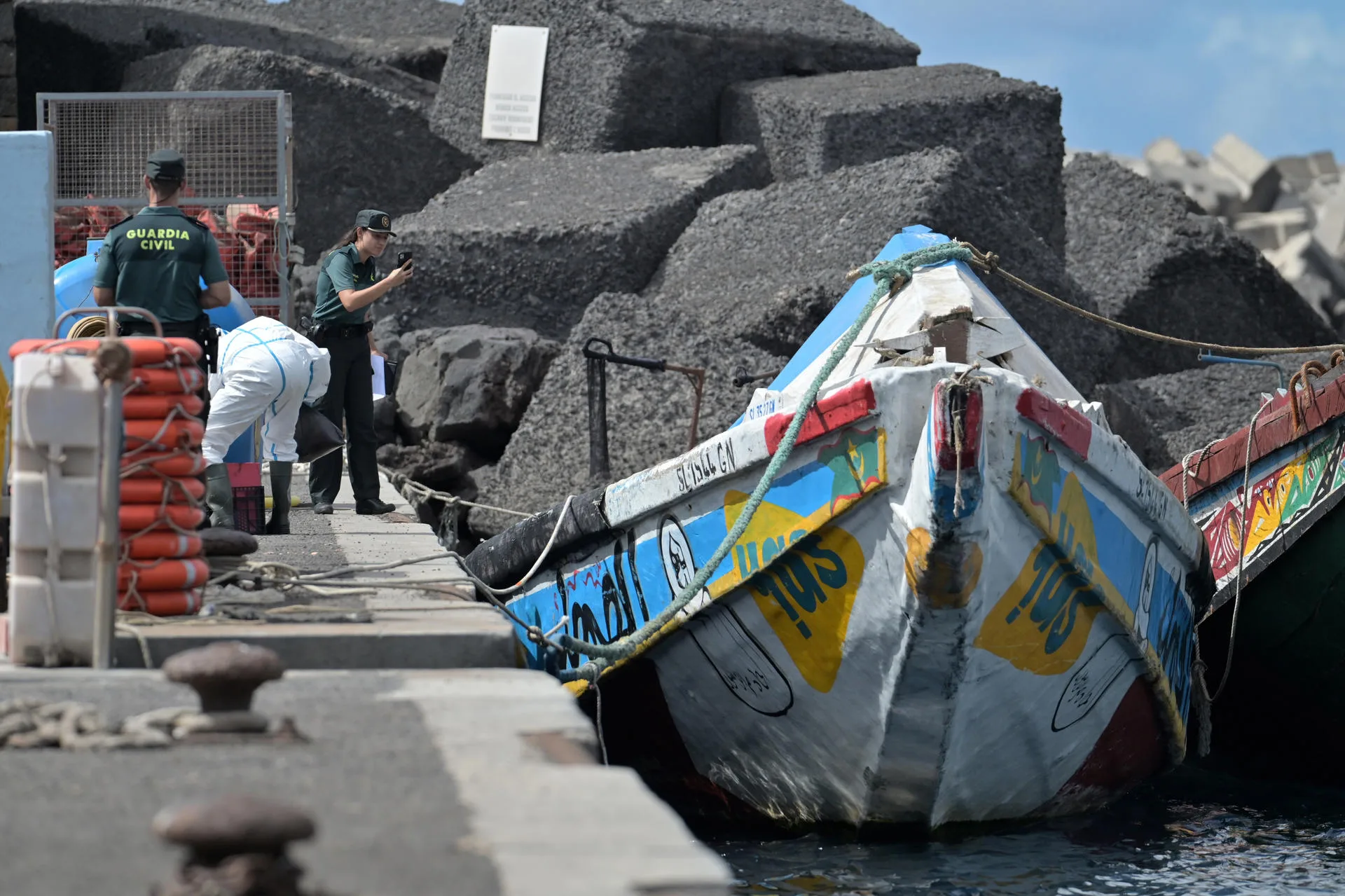 Imagen de un cayuco en El Hierro. / EFE - GELMERT FINOL