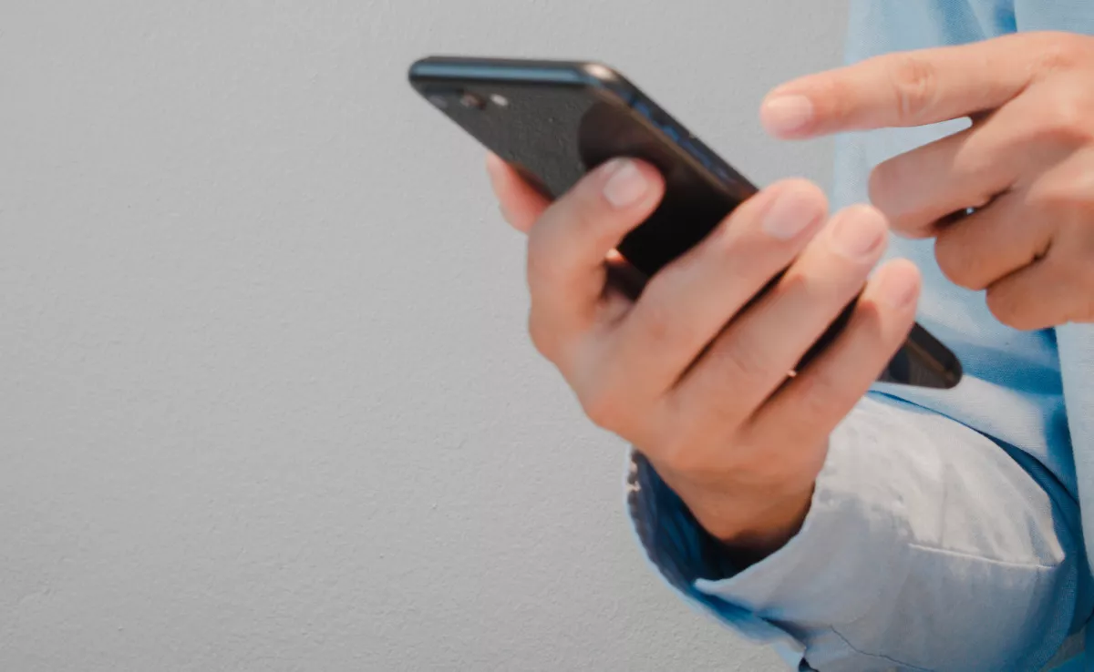 Imagen de una persona con un teléfono móvil. / CANVA