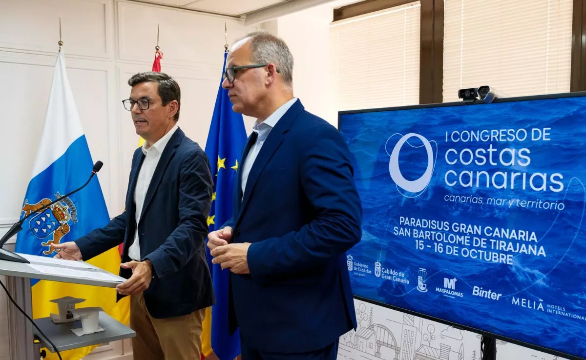 El consejero de Obras Públicas, Vivienda y Movilidad del Gobierno de Canarias, Pablo Rodríguez y el director general de Costas y Gestión del Espacio Marítimo Canario, Antonio Acosta |EFE