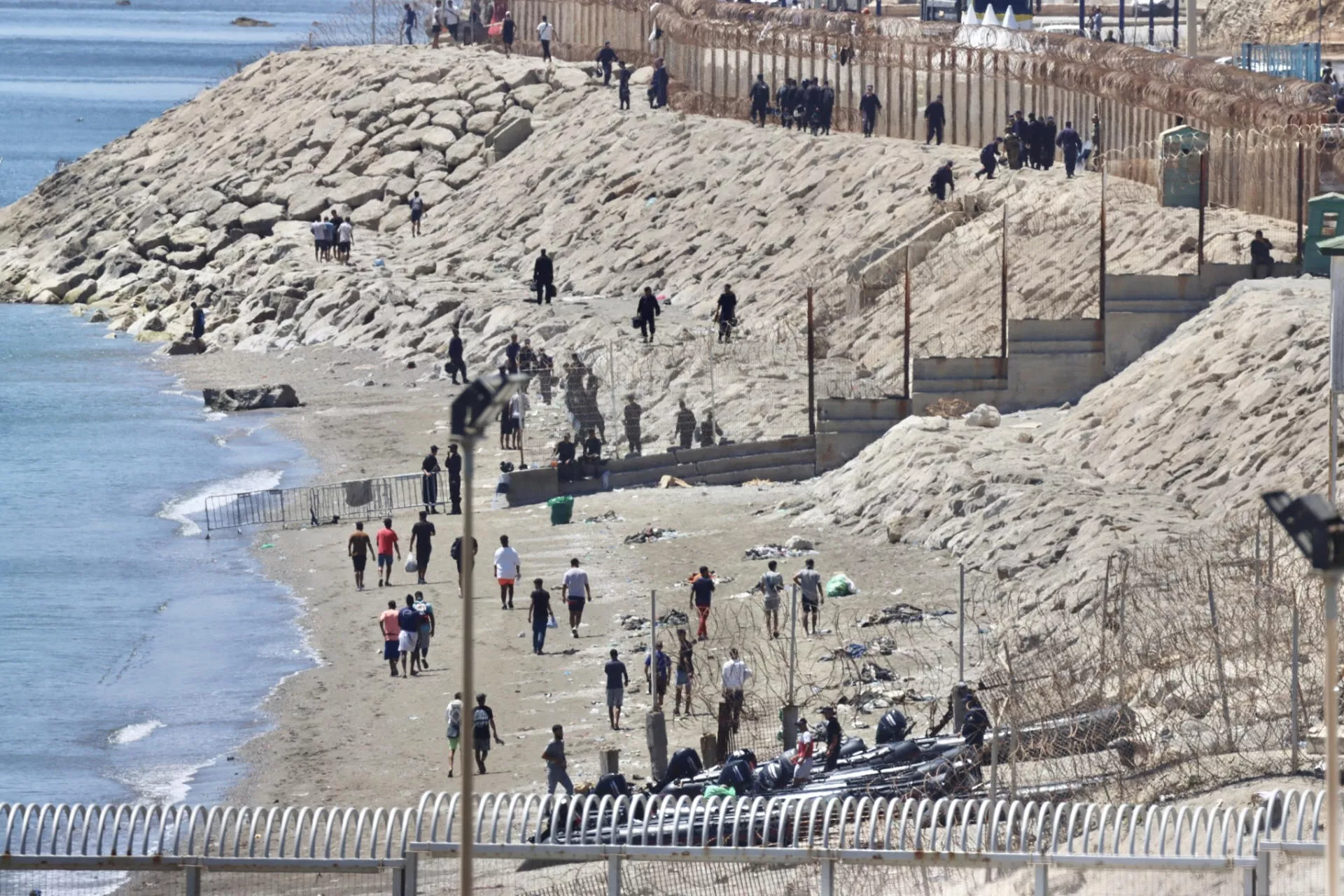 Vista aérea de la parte fronteriza de Marruecos donde se aprecia el regreso de los migrantes de vuelta a su país, este domingo. / REDUÁN-EFE
