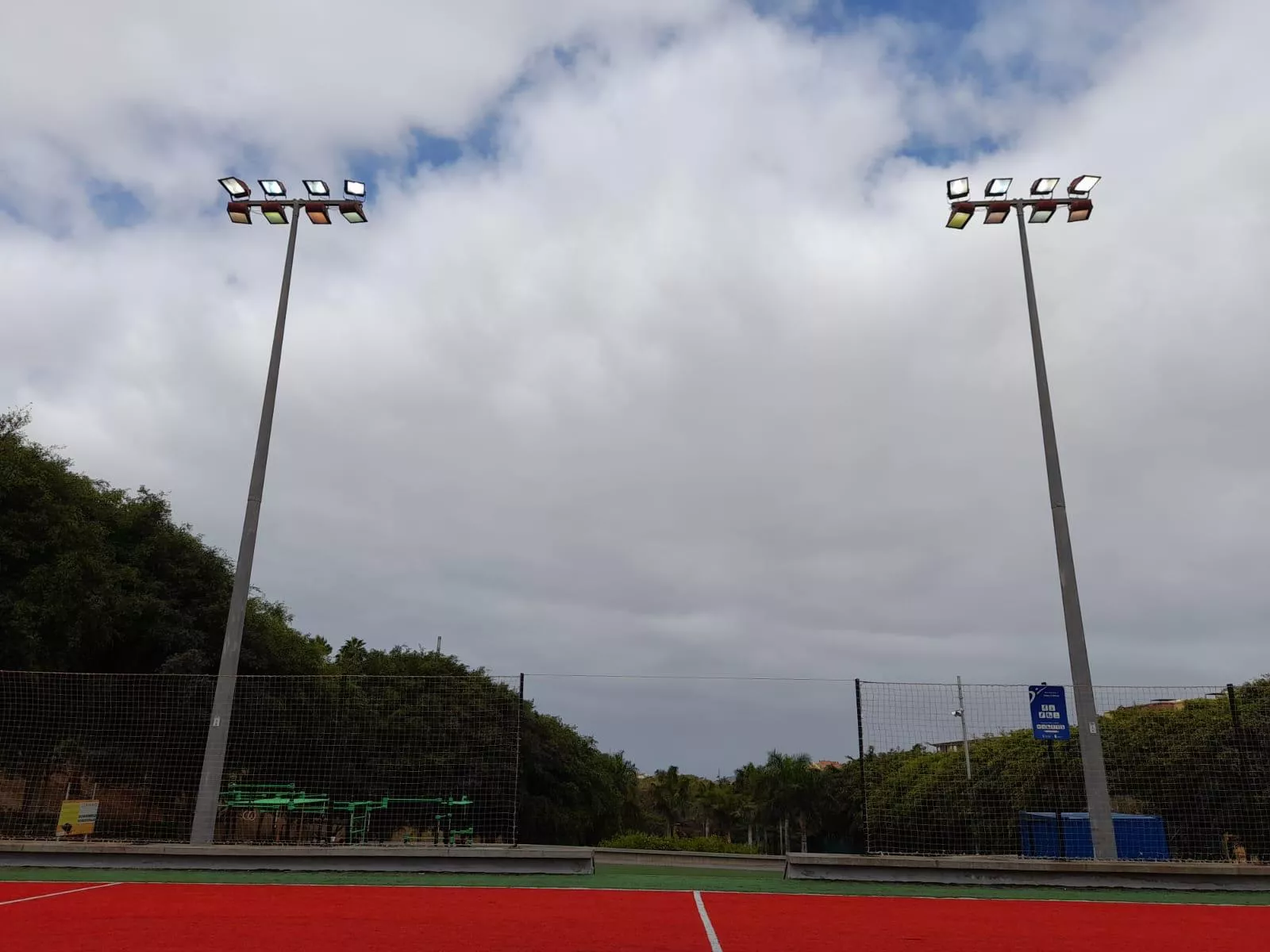 Luminarias en instalaciones deportivas del IMD en Siete Palmas. / AYUNTAMIENTO DE LAS PALMAS DE GRAN CANARIA