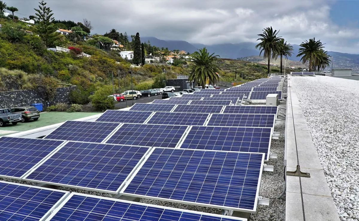 Paneles fotovoltaicos en el Centro de Astrofísica La Palma (CALP) |IAC