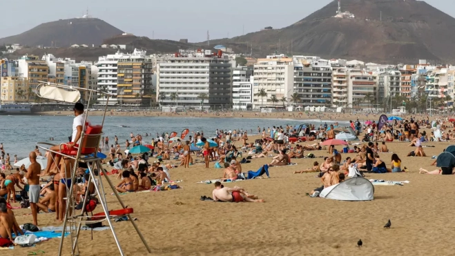 Imagen de un socorrista en la playa de Las Canteras./ EFE Imagen de un socorrista en la playa de Las Canteras./ EFE