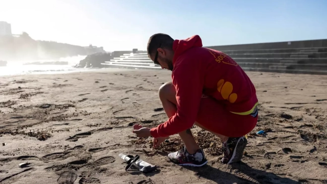 Imagen de un socorrista en la costa de Bajamar (Tenerife)./ EFE Imagen de un socorrista en la costa de Bajamar (Tenerife)./ EFE