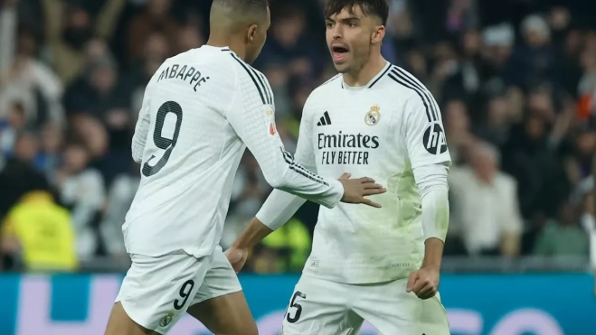 Raúl Asencio, con Mbappé, en un partido del Real Madrid. / EFE