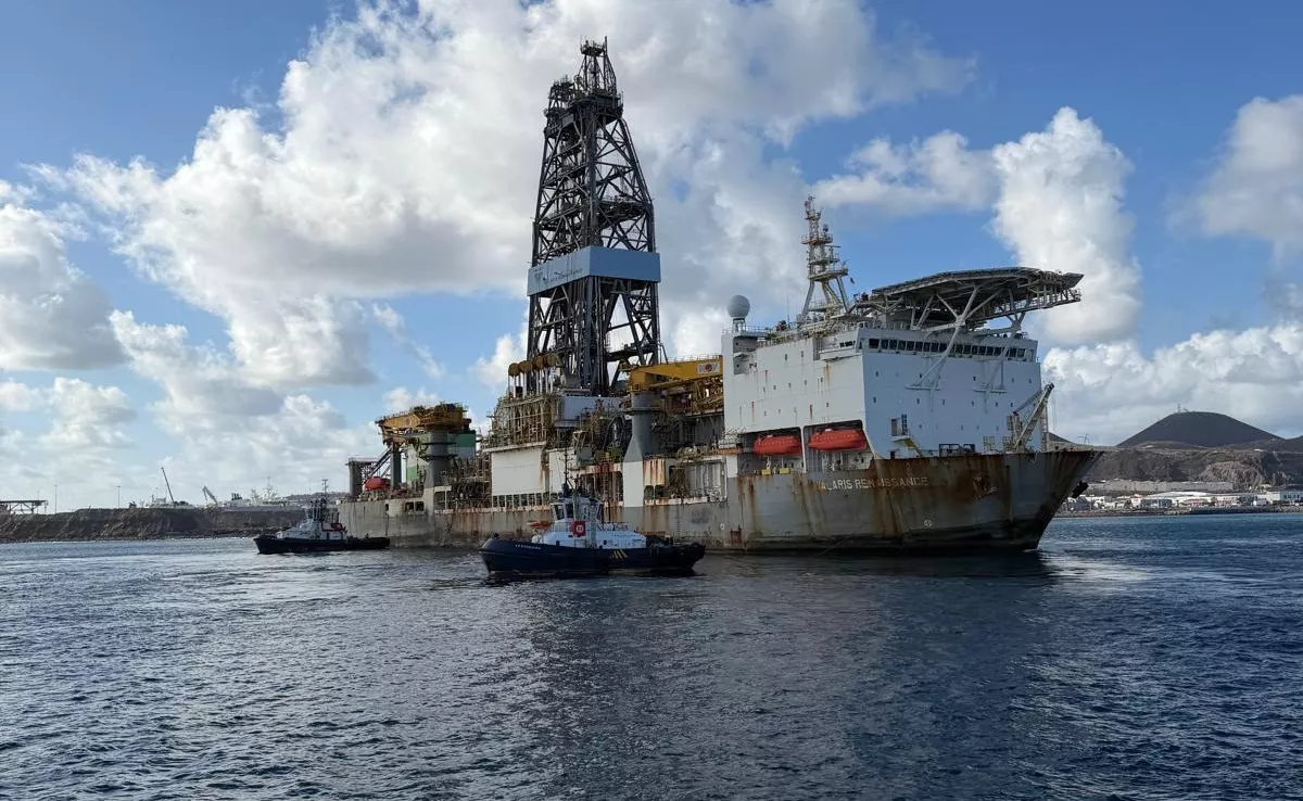 Dos remolcadores acompañan al buque 'Valaris DS-15' en el Puerto de Las Palmas. / AH