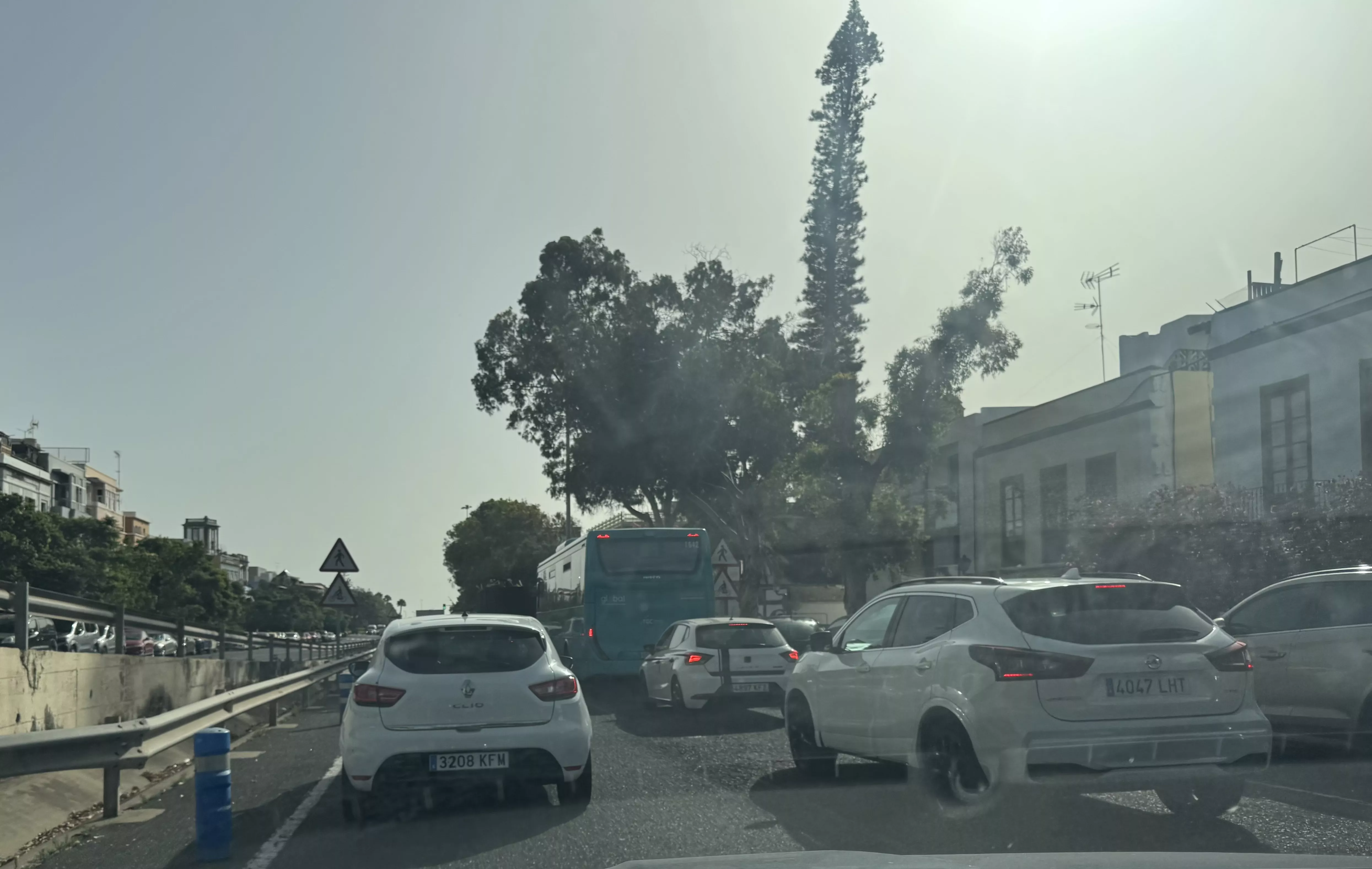 Las Palmas afronta el colapso por el cierre de la GC-3 sin jefe del Servicio de Tráfico y con la Policía Local enfrentada al Ayuntamiento. En la imagen, la GC-110 colapsada durante la mañana del lunes. / AH