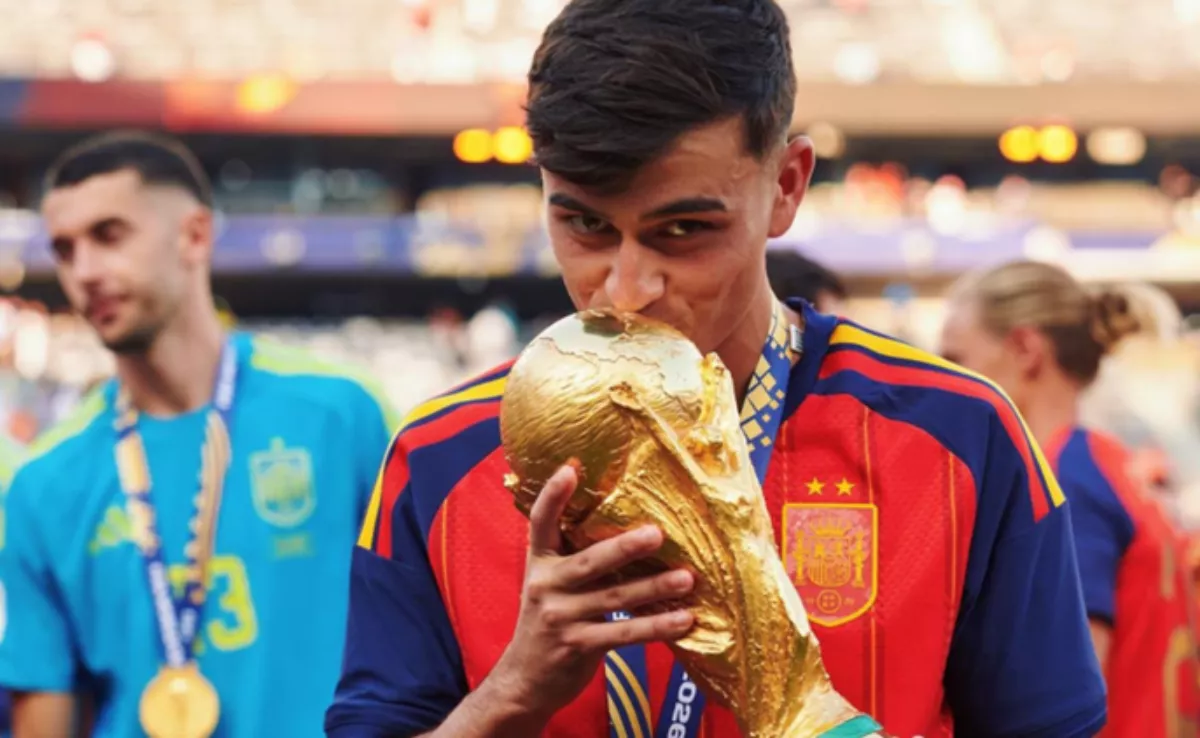 Imagen de Pedri con la copa del mundo / EFE