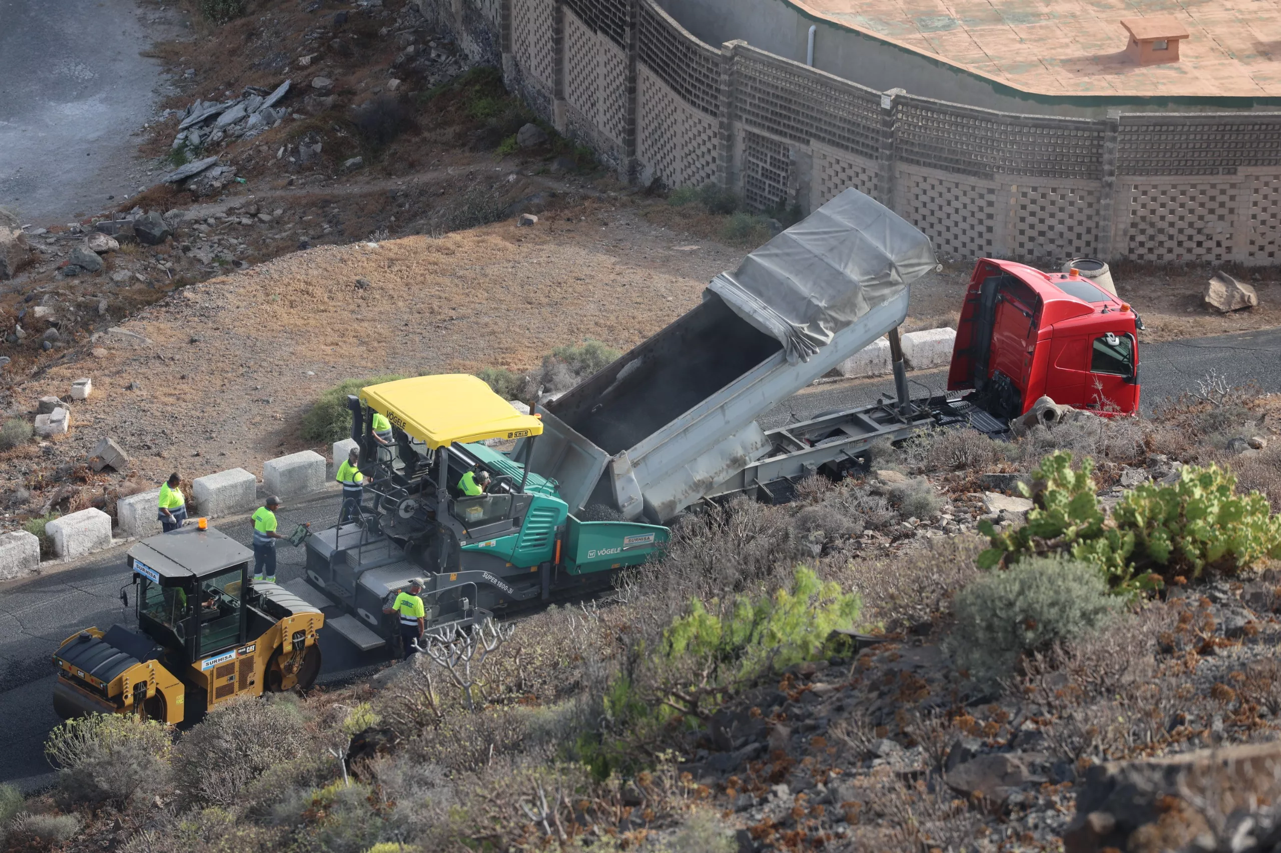 Trabajos de asfaltado en el acceso al Manuel Lois. AYUNTAMIENTO LPA