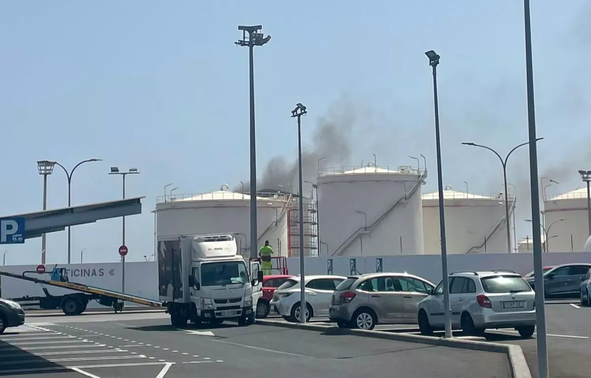 Un muerto y dos heridos graves tras una explosión en las instalaciones de DISA en Salinetas. AH