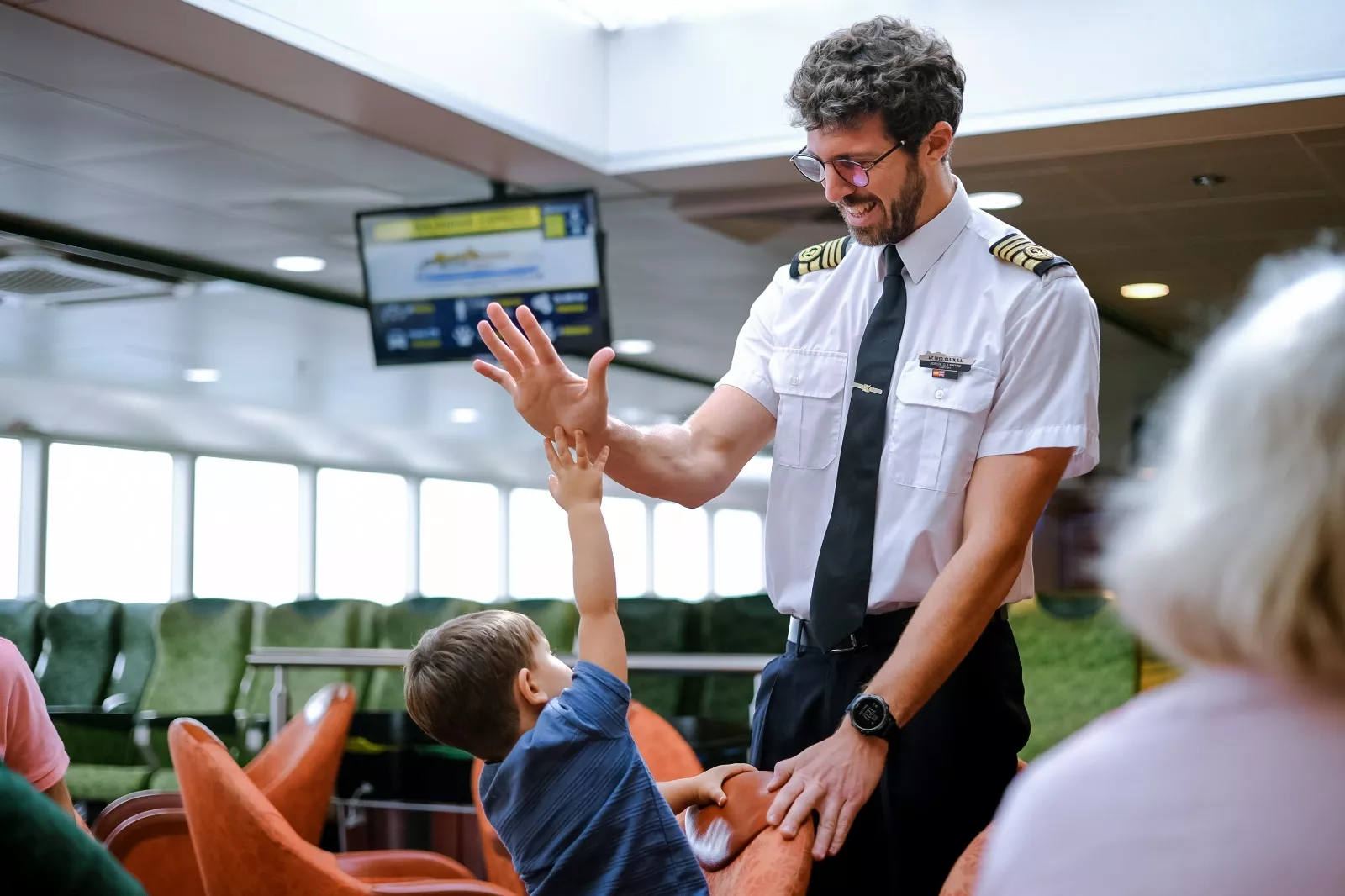 Capitán de Fred. Olsen Express saludando a un pasajero. / AH