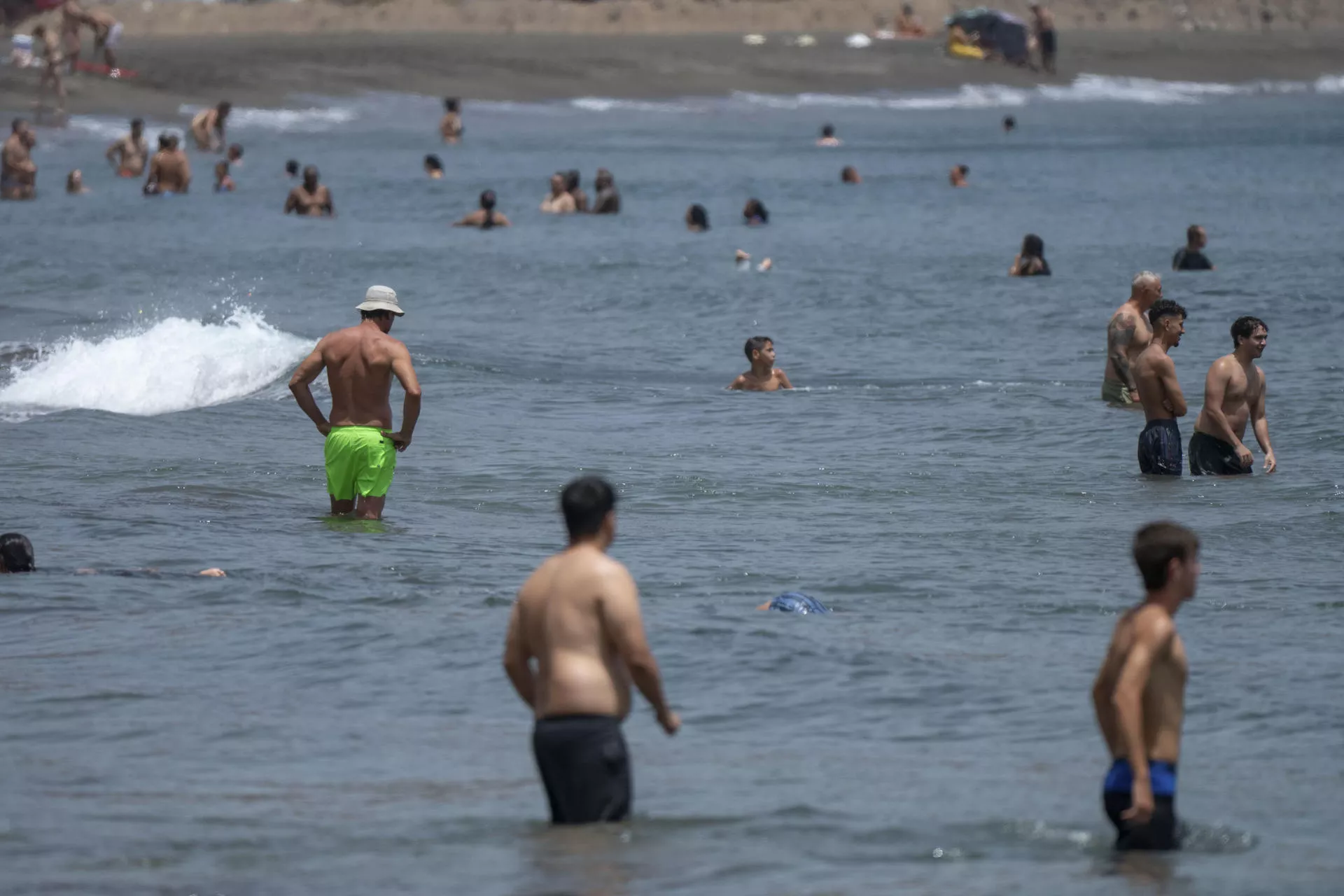 Numerosas personas en la playa de Gran Tarajal. / EFE - CARLOS DE SAÁ