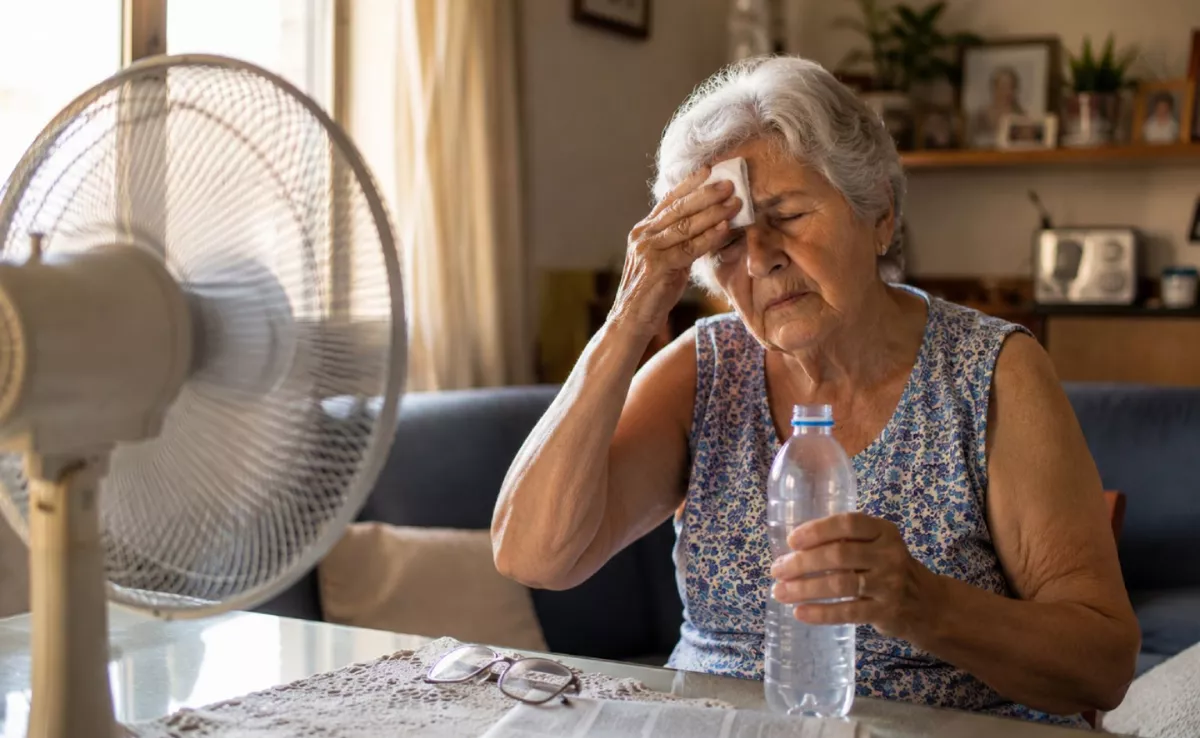 Una persona mayor combate una ola de calor en su vivienda / AH