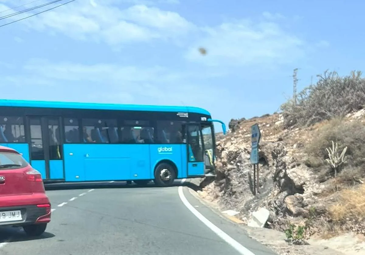 Una guagua de Global se empotra contra un risco en Ojos de Garza tras un presunto fallo técnico. AH