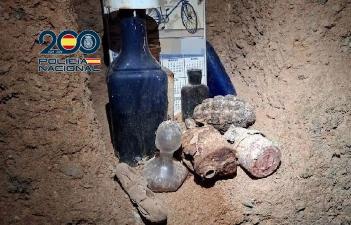 Los TEDAX de la Policía Nacional interviene tres granadas de mano y diversa munición halladas en una vivienda de Telde. POLICÍA NACIONAL