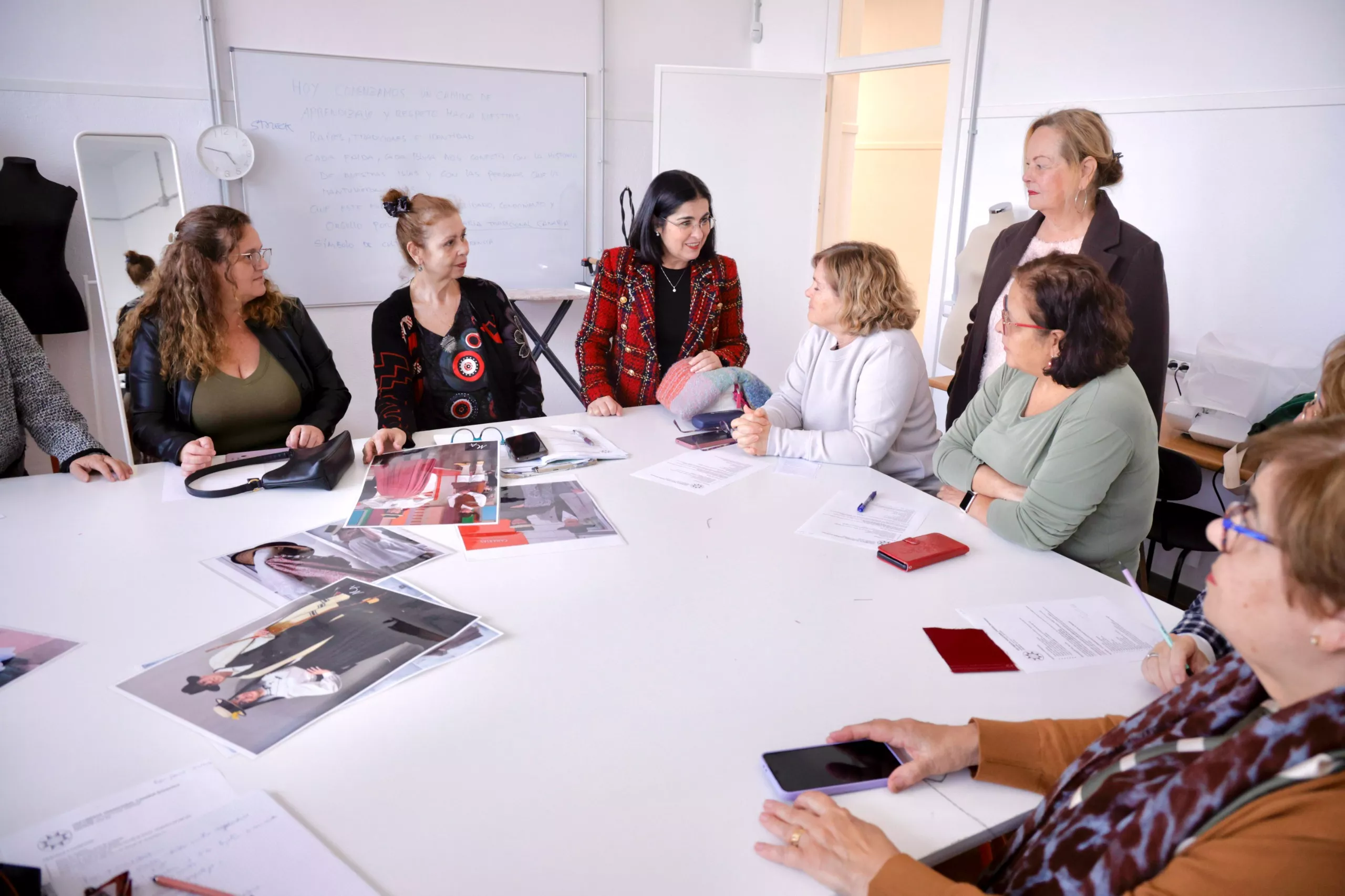 La alcaldesa, Carolina Darias, y la concejala de Educación, Nina Santana, en un taller de costura de la Universidad Popular. AH