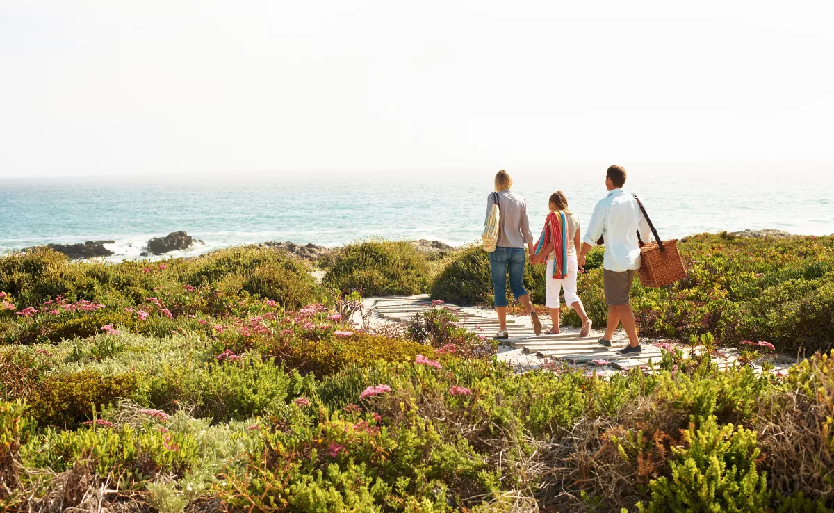 Imagen de unas personas paseando en verano / CANVA