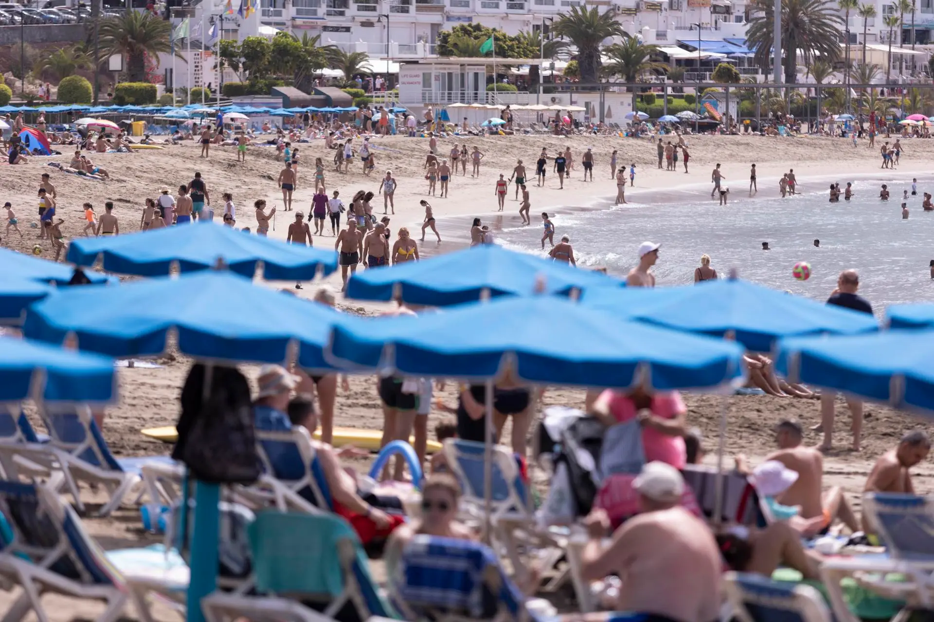 Imagen de archivo de la playa de Las Vistas, en el municipio de Arona, al sur de la isla de Tenerife. / EFE - MIGUEL BARRETO