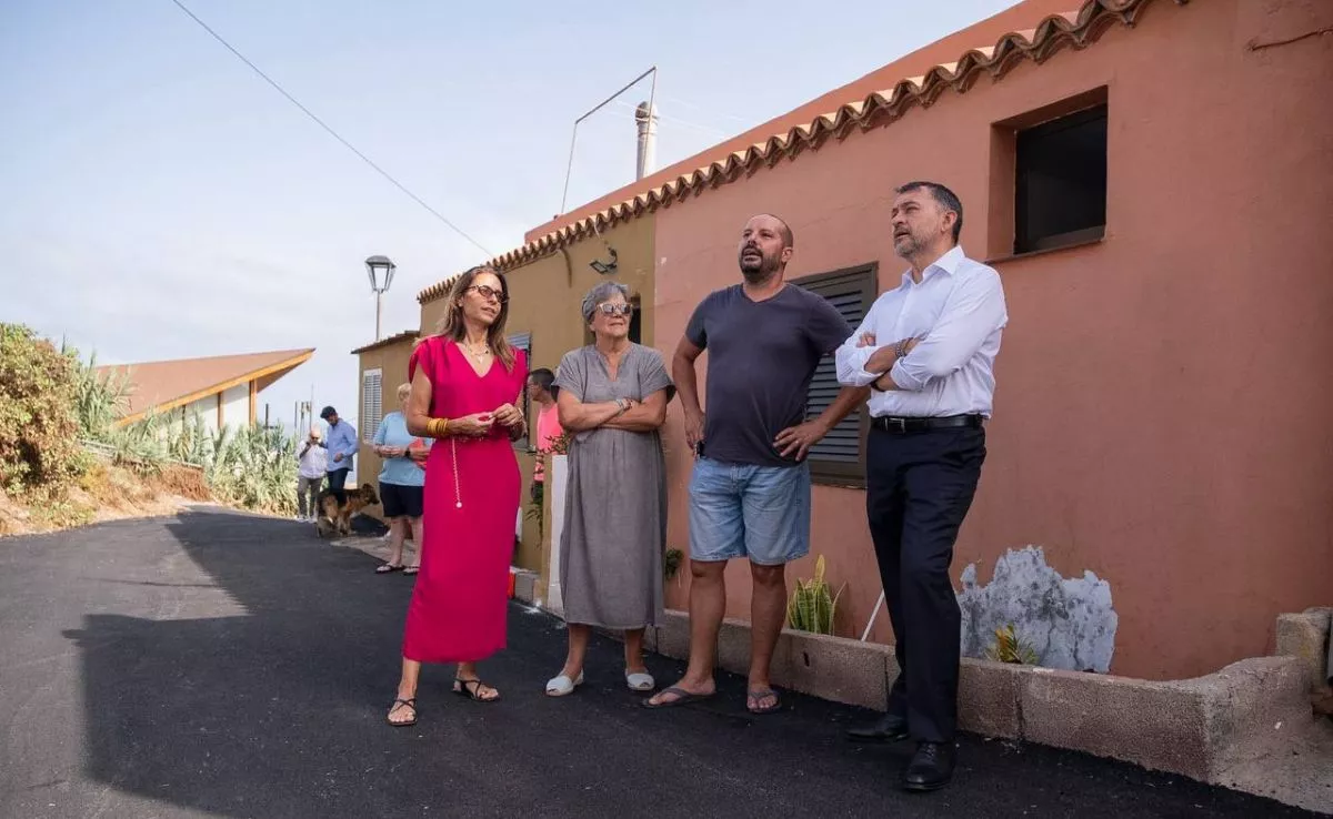 Alcalde de Santa Cruz y vecinos en una de las calles asfaltadas de Anaga |CEDIDA