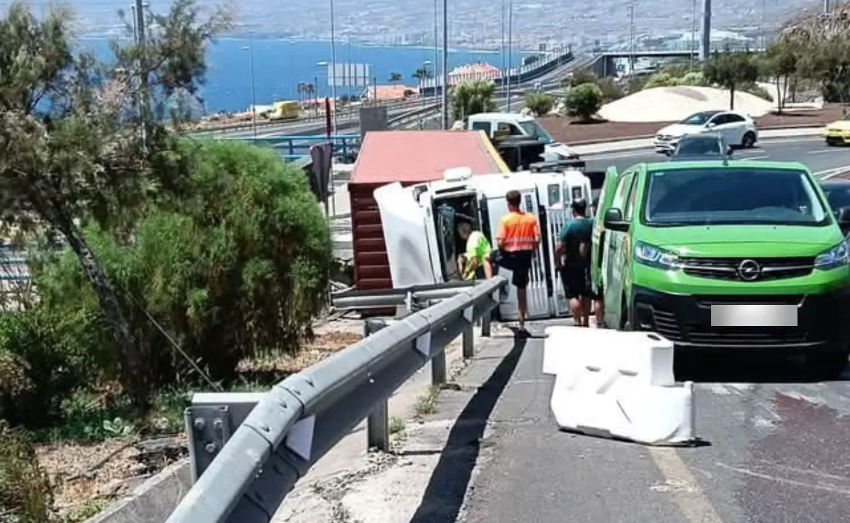 Imagen del vuelco de un trailer en el Polígono de La Campana. / REDES