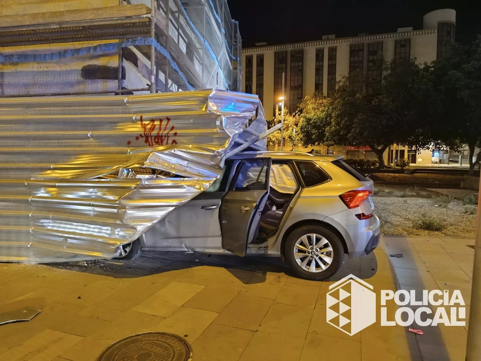 Imagen de un coche de alquiler empotrado contra unas obras en Santa Cruz de Tenerife. / POLICÍA LOCAL DE SANTA CRUZ DE TENERIFE