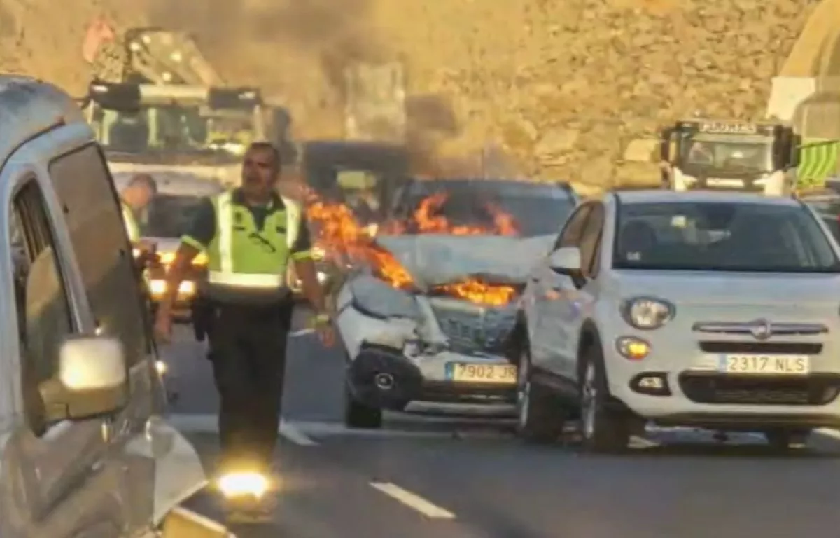 Un accidente múltiple con hasta diez vehículos obliga a cortar la autopista hacia Las Palmas. AH