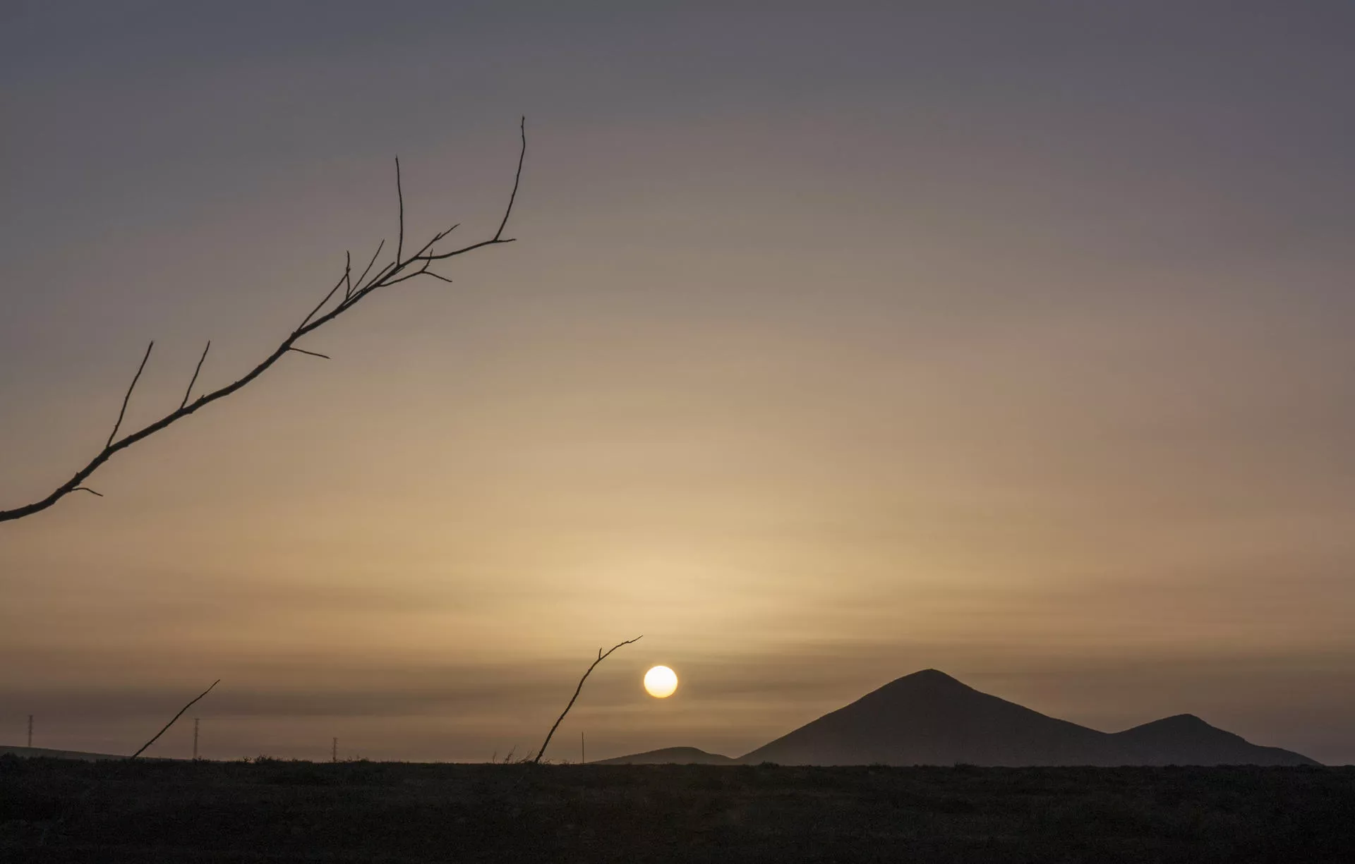 Amanecer en la localidad de Antigua, en Fuerteventura, este viernes. / EFE - CARLOS DE SAÁ