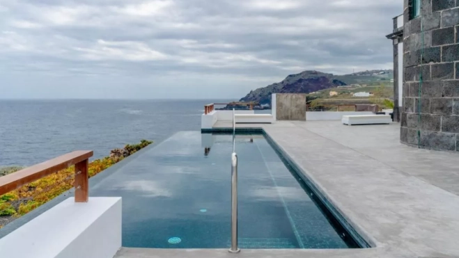 Imagen de a piscina del faro de Punta Cumplida / BOOKING Imagen de a piscina del faro de Punta Cumplida / BOOKING