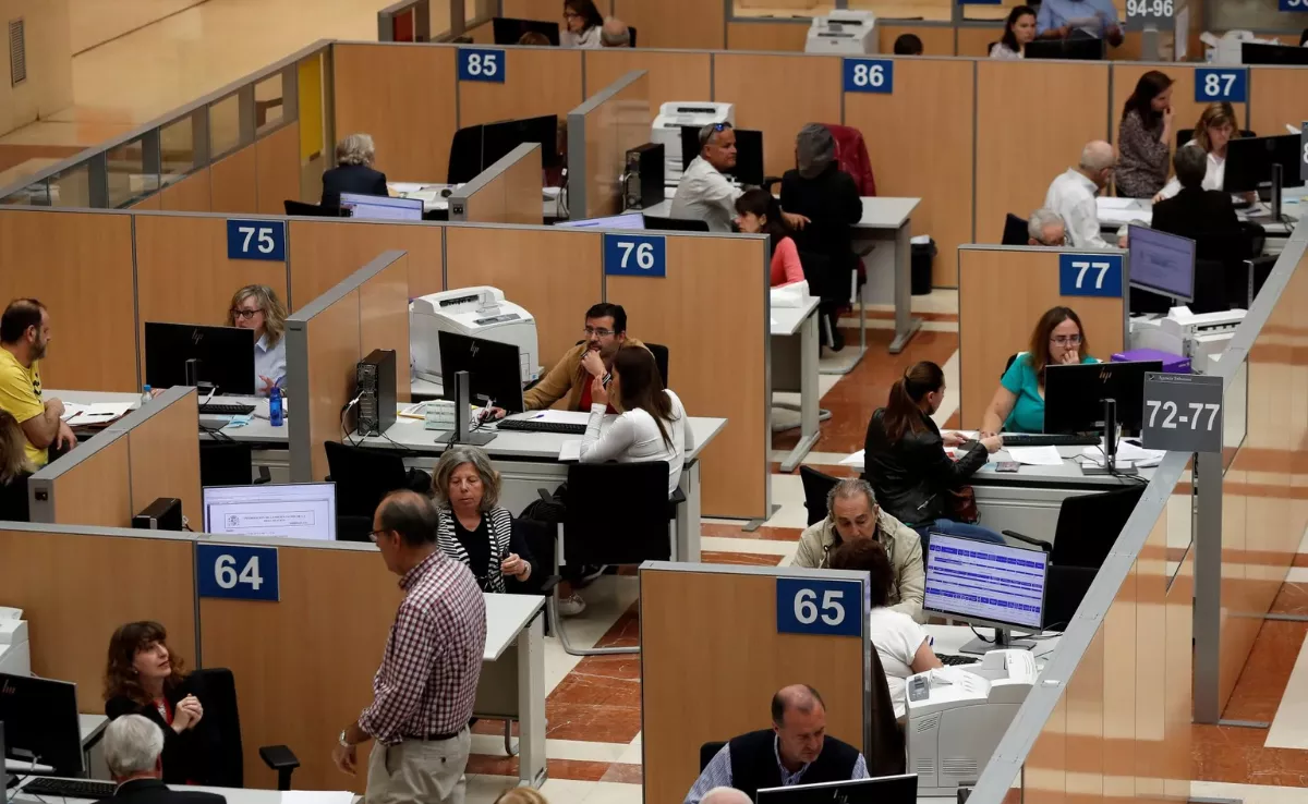 Empleados públicos ejerciendo sus funciones / EFE