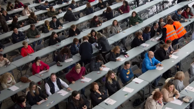 Imagen de unos opositores durante un examen / EFE Imagen de unos opositores durante un examen / EFE