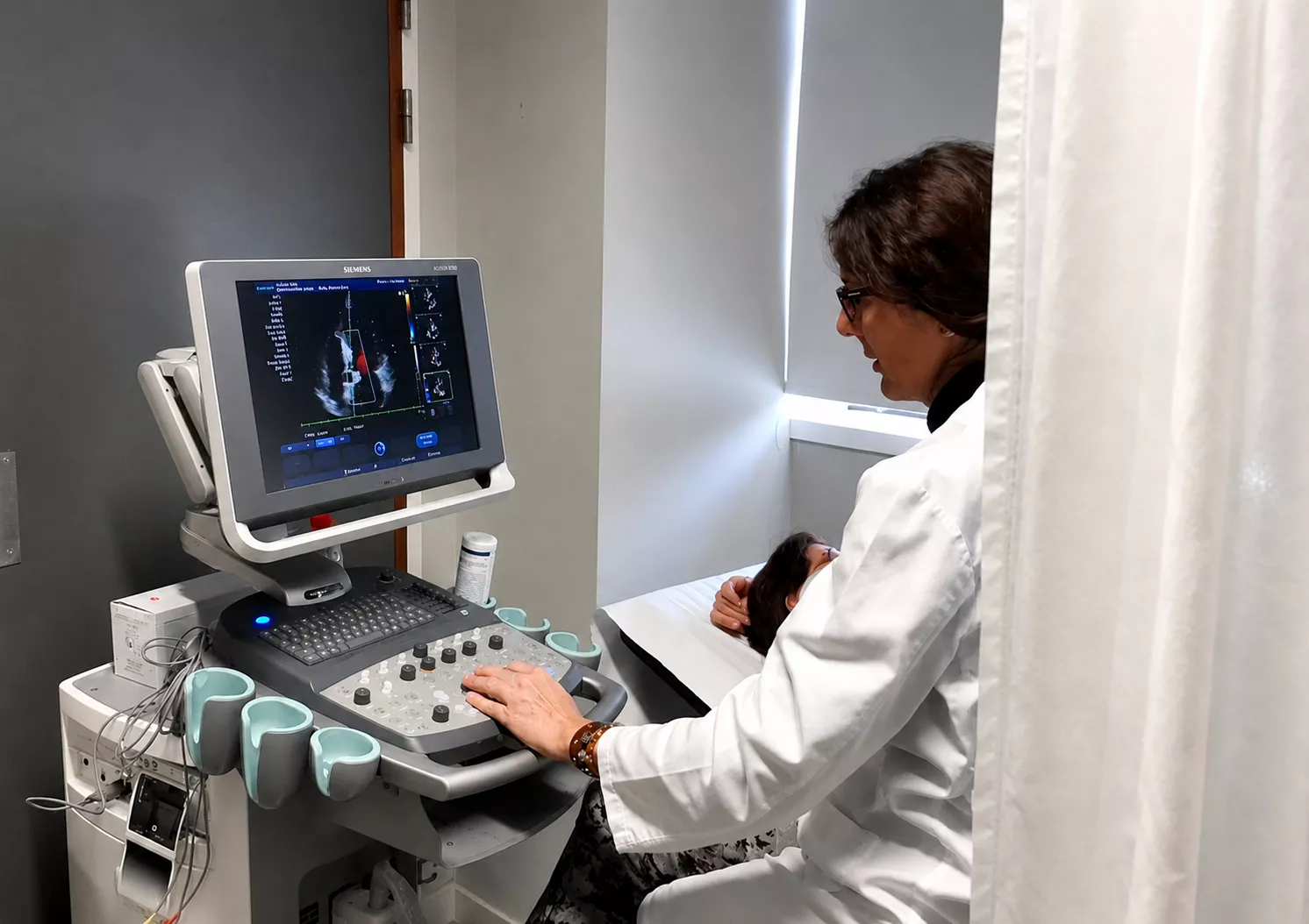 Profesional utilizando un ecógrafo en un hospital del SCS