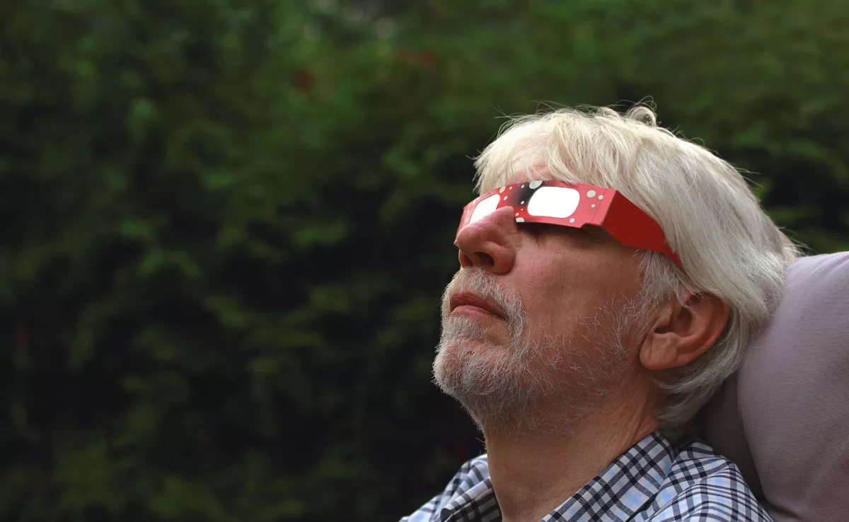 Imagen de una persona viendo un eclipse. / CANVA