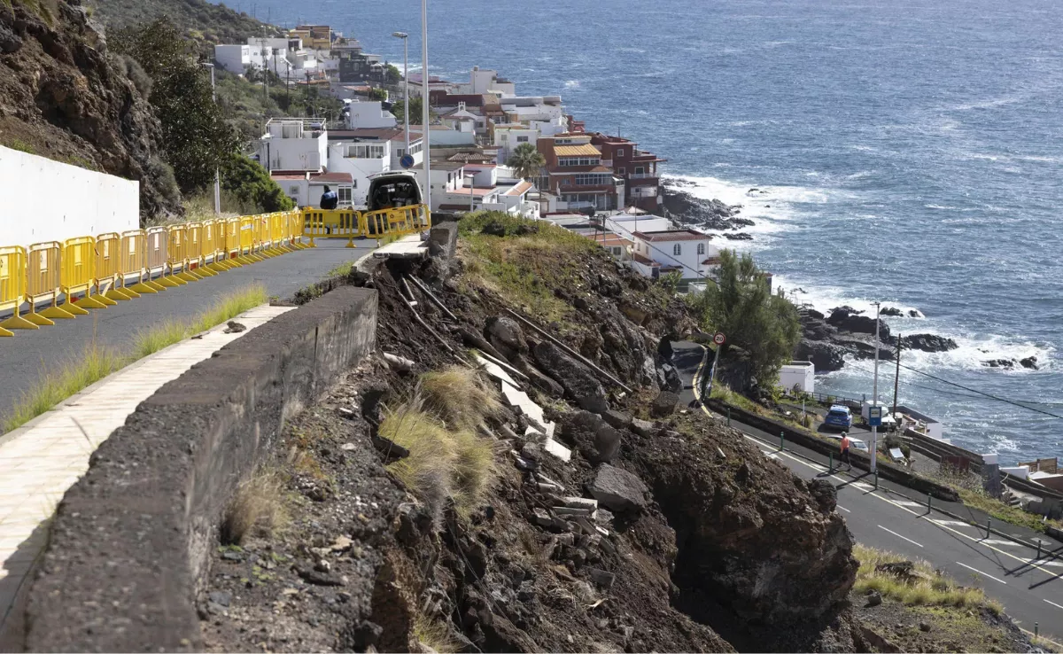 Un muro caído tras el paso de la borrasca Therese. / MIGUEL BARRETO EFE 