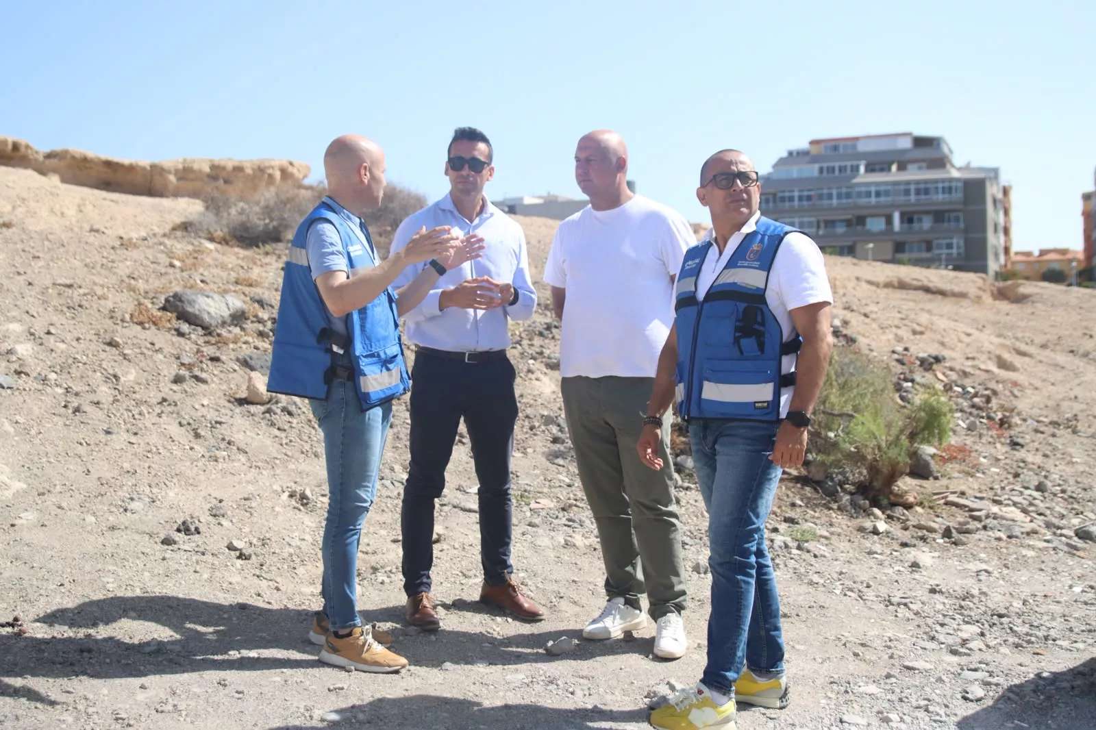 Visita del alcalde y parte del gobierno municipal de Granadilla de Abona a la parcela del parking |CEDIDA