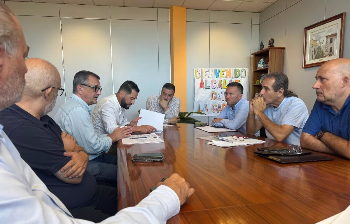Ayuntamiento, Cabildo de Gran Canaria y representantes del sector mantienen una reunión de trabajo para avanzar en la movilidad y atender las demandas de los profesionales. AH