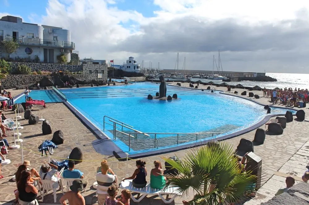 Imagen de la piscina municipal de Candelaria, cerrada desde hace años. / AYUNTAMIENTO DE CANDELARIA
