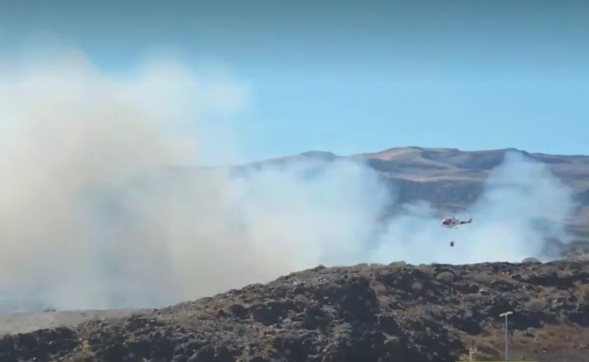 Un helicóptero actuando sobre el incendio de la planta del ecoparque de Juan Grande |RTVC