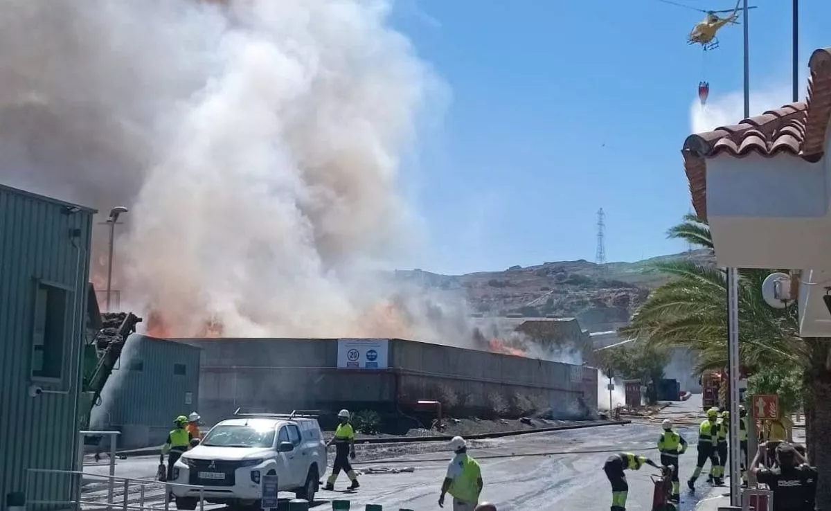 Efectivos de emergencia sofocando el incendio en el ecoparque de Juan Grande | REDES