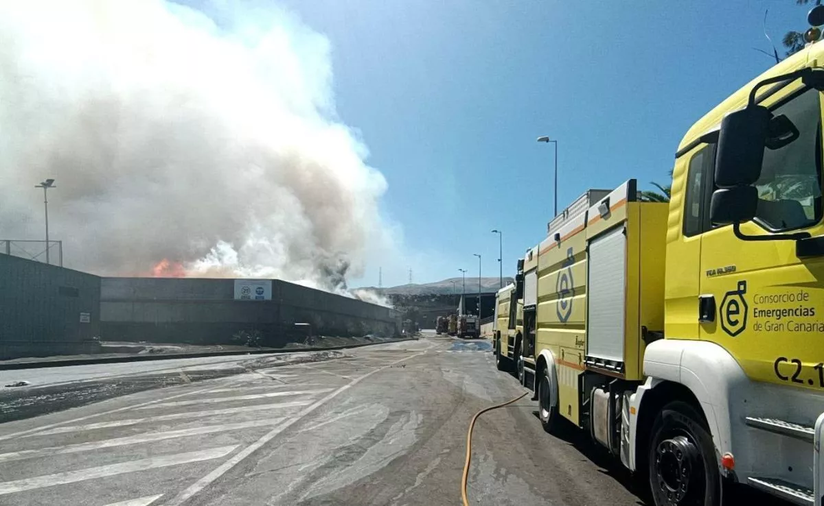 Efectivos de bomberos durante la extinción del incendio en el ecoparque de Juan Grande |REDES