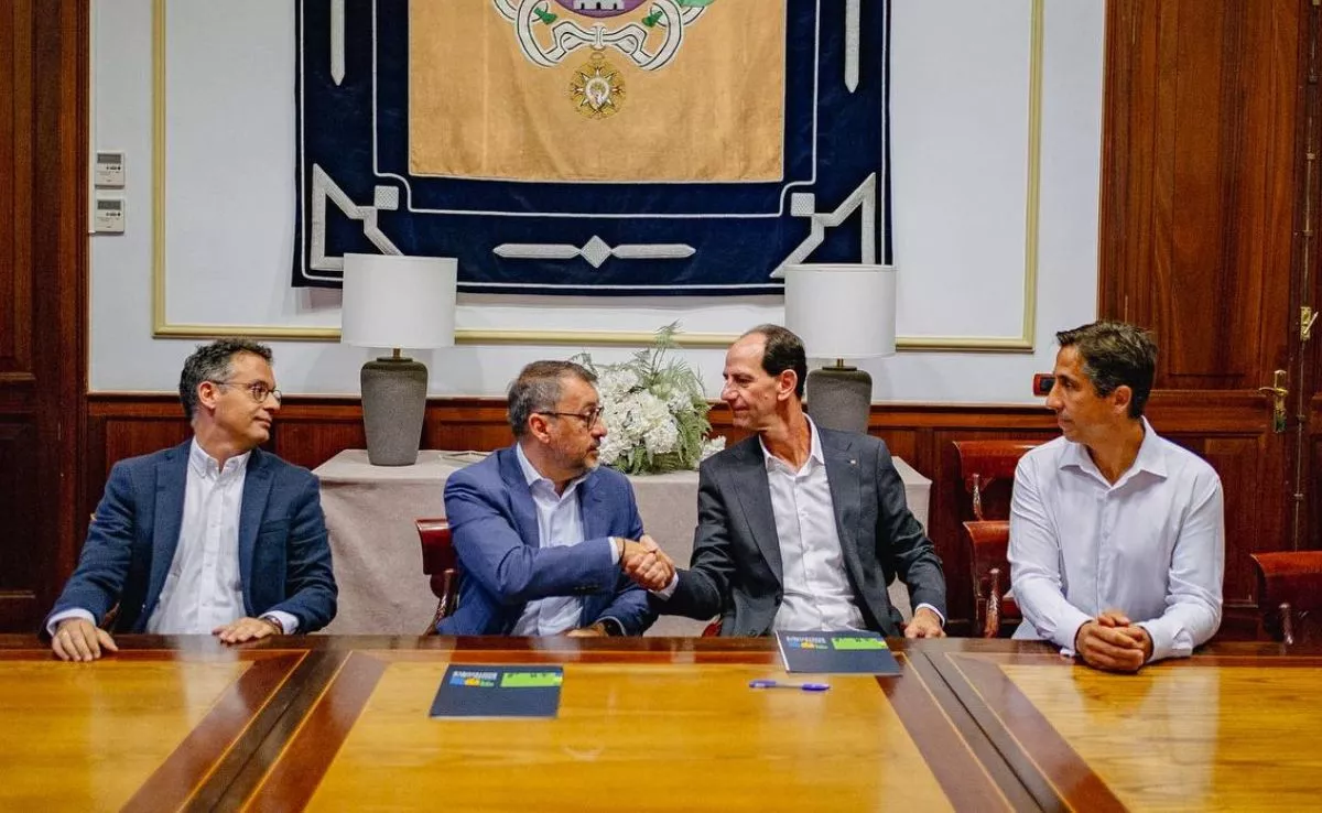 Firma del acuerdo de colaboración entre el Ayuntamiento de Santa Cruz y Fred. Olsen |CEDIDA