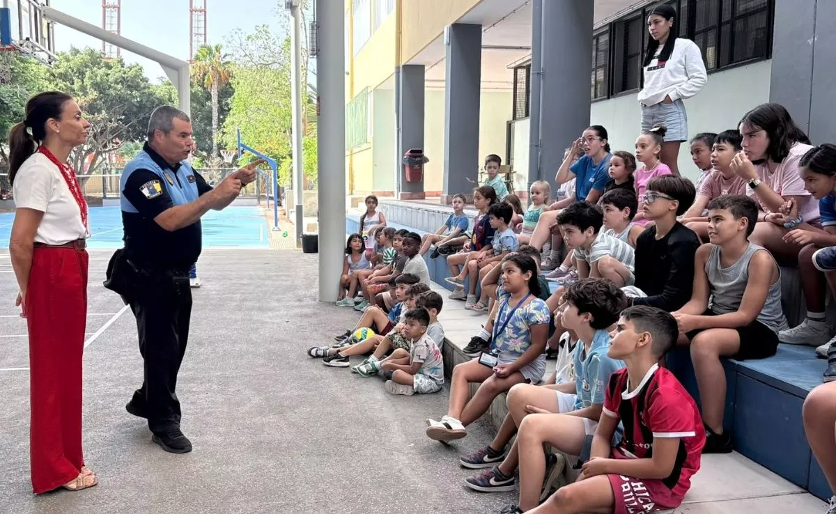 Charla de la Policía Local con un grupo de menores |CEDIDA