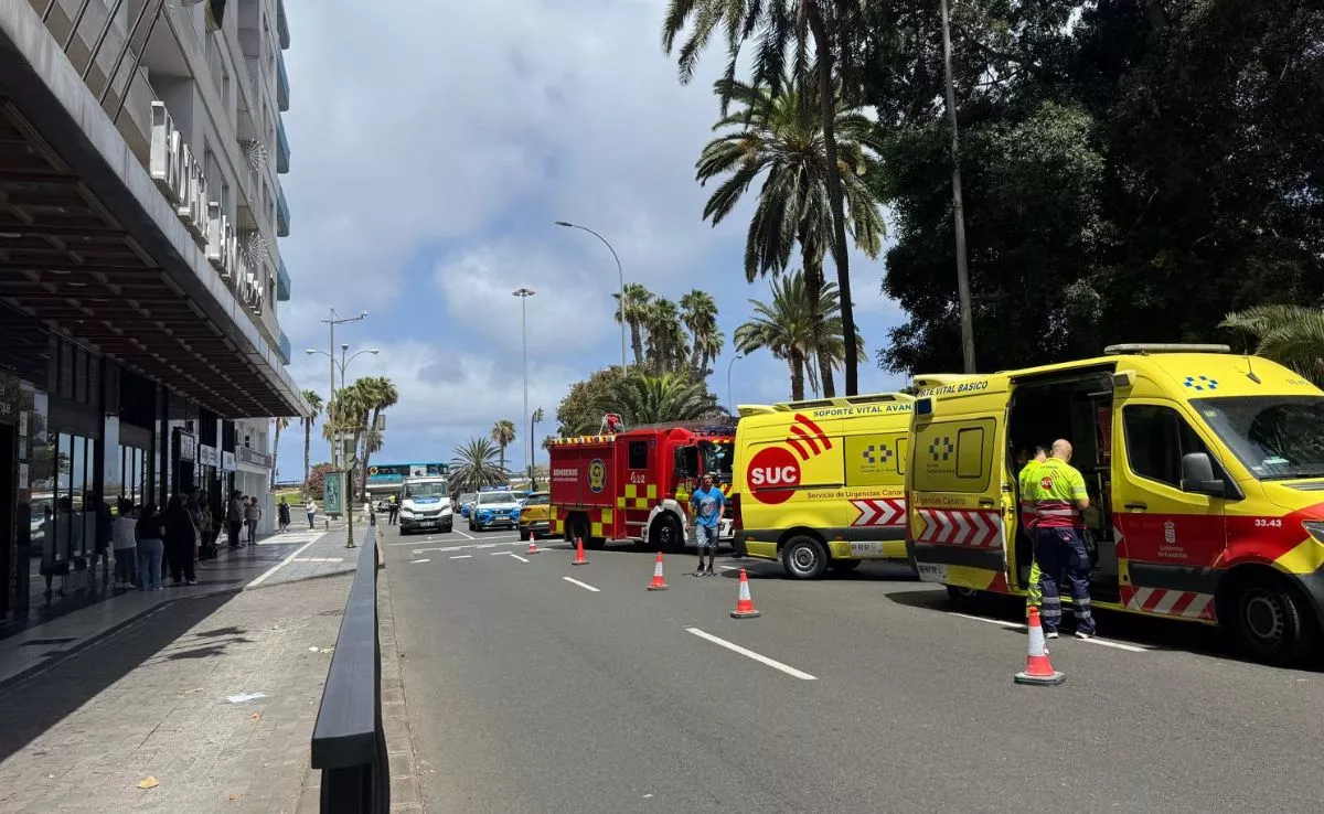 Efectivos de emergencia actuando en un accidente en la calle El Muelle, en Las Palmas de Gran Canaria |AH
