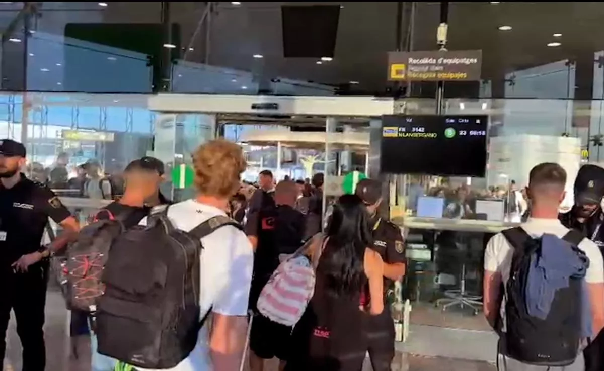Control a pasajeros procedentes de Italia en El Prat |POLICIANACIONAL