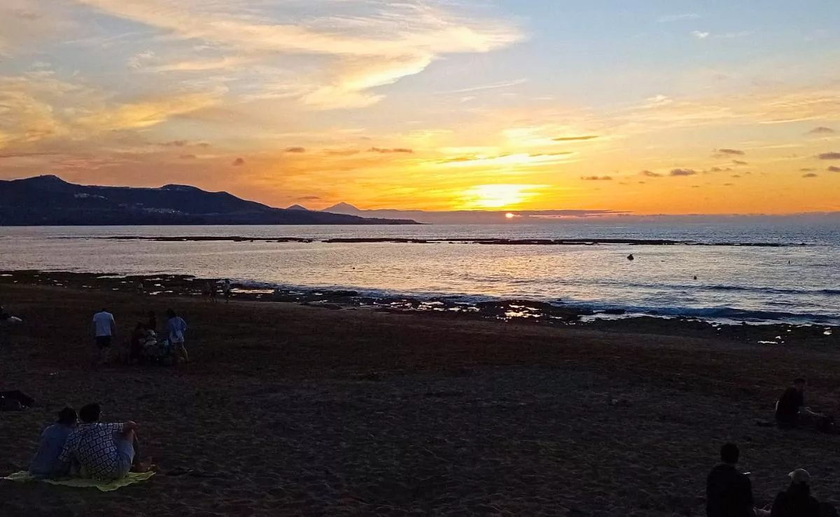 Imagen de un atardecer de verano en la playa de Las Canteras |AH