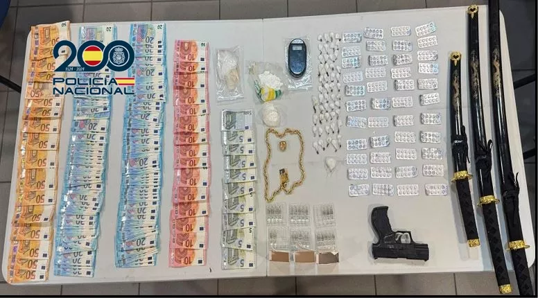 Sustancias y dinero en efectivo intervenido en el operativo. POLICÍA NACIONAL